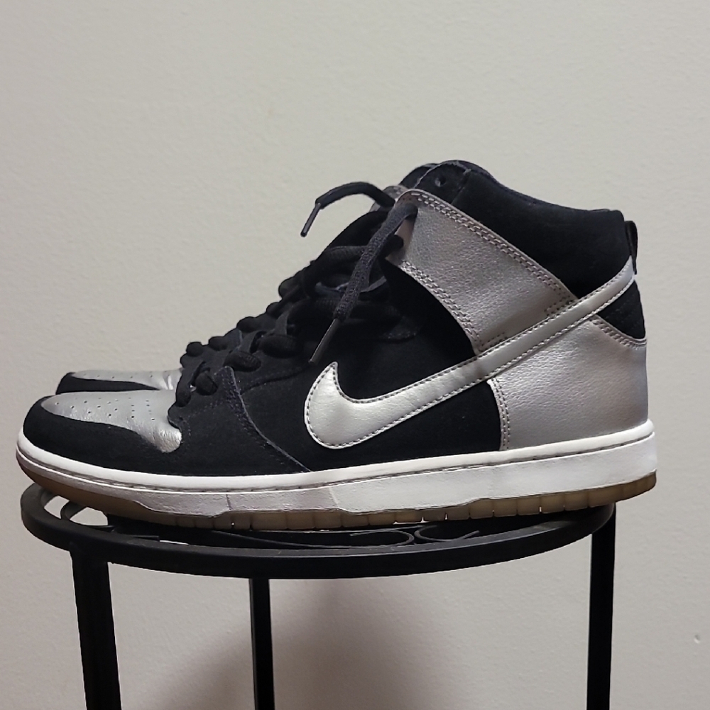 Nike Men's Black and Silver High-Top Sneakers
